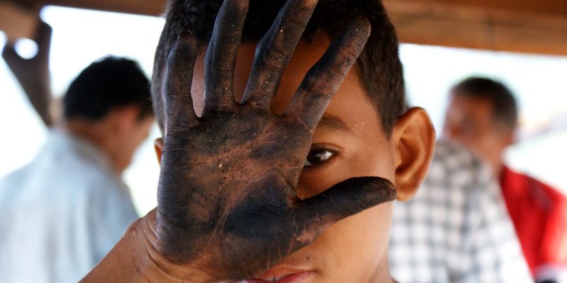 Conforme a OIT, o trabalho infantil é ilegal e priva crianças e adolescentes de uma infância normal