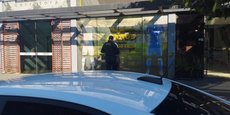 Policial do Gaeco entra na Invictus Camisetas, em Dourados, segunda-feira (Foto: Leandro Holsbach)