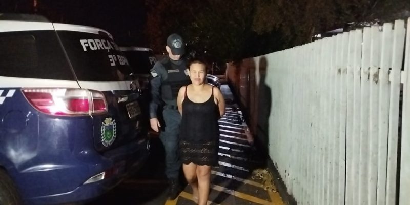 Elizabete Isnarde no momento em que era levada para a delegacia (Foto: Leandro Holsbach)