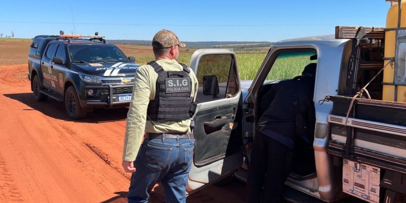 Policial durante ação que resultou na prisão de autor de assassinato (Foto: Divulgação)