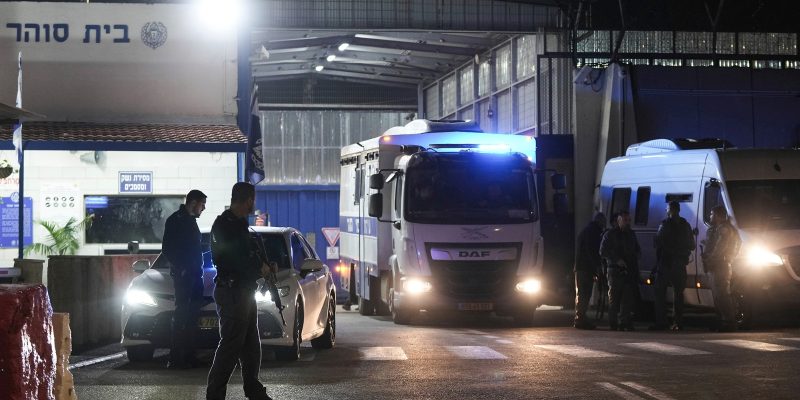 Um veículo de transporte penitenciário israelense é visto na prisão de Ofer na sexta-feira, 24 de novembro. Mahmoud Illean/AP