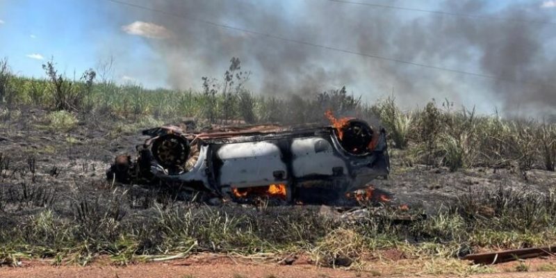 Fogo destriu completamente o veículo da família - Imagens - IviNoticias