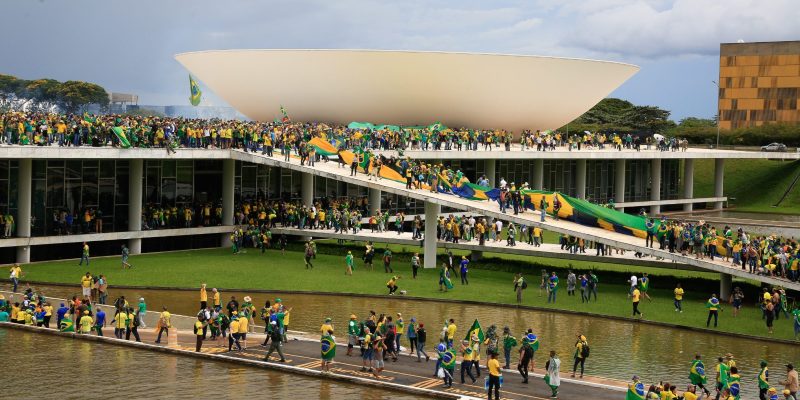 Extremistas rompem barreiras de proteção e invadem teto, rampa e área interna do Congresso Nacional