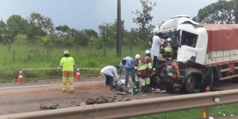 Acidente entre carretas deixa duas pessoas gravemente feridas em MS — Foto: Redes Sociais