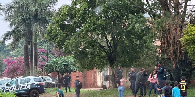 Policiais no local onde estuprador foi morto (Foto: Ponta Porã News)