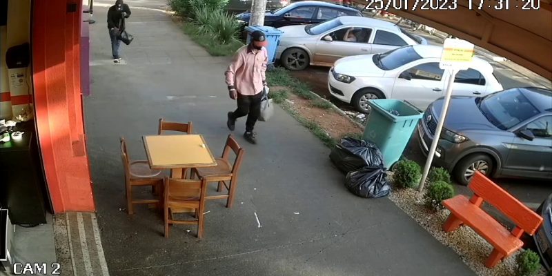Momento em que as câmeras de um estabelecimento próximo registrou a fuga dos criminosos, em janeiro deste ano. (Arquivo/Rádio Caçula)