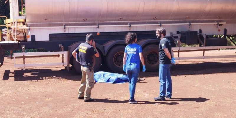 Policiais investigam motivos do assassinato (Foto: Adilson Domingos)