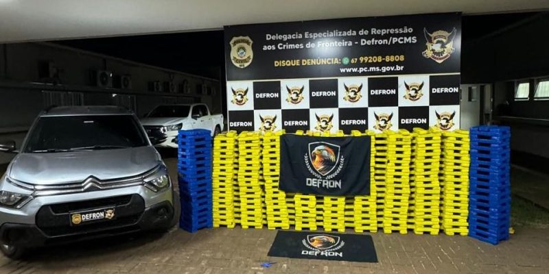 Tabletes de maconha ao lado do carro apreendido (Foto: Defron/Divulgação)