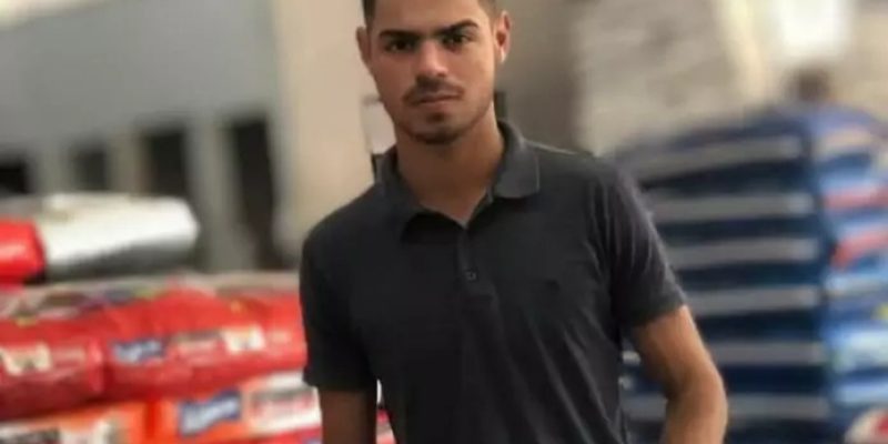 João Pedro foi encontrado deitado de costas próximo aos pneus dianteiros do veículo, com o rosto coberto por um pano na altura dos olhos