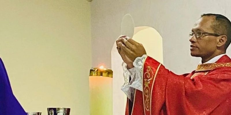 Durante o trajeto o padre começou a passar as mãos nas partes íntimas do menino  - Foto: redes sociais