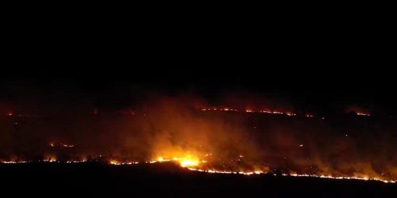 Fogo na Terra Indígena Kadiwéu, em Porto Murtinho (MS). Registro feito na noite dessa terça (27). — Foto: Ibama-PrevFogo/Reprodução