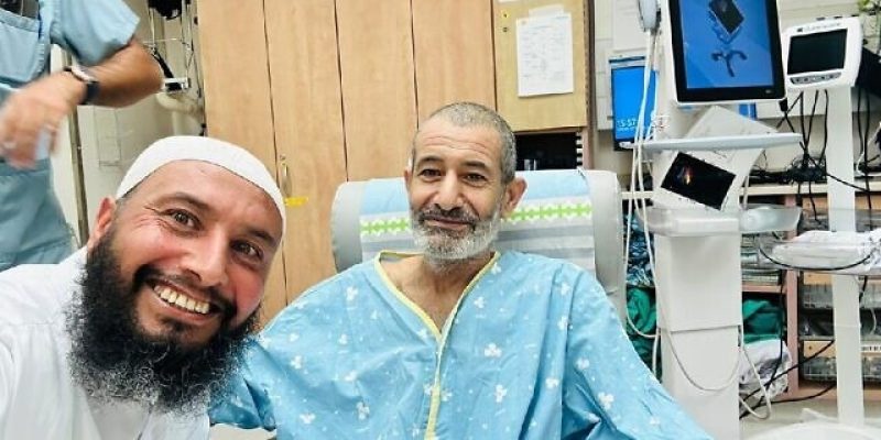 O refém resgatado Farhan al-Qadi (à direita) em uma selfie tirada por seu irmão no Soroka Medical Center em Beersheba em 27 de agosto de 2024