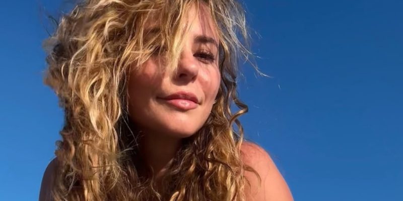 Comemorando mais um ano de vida nesta segunda (14), atriz compartilha álbum de fotos na praia