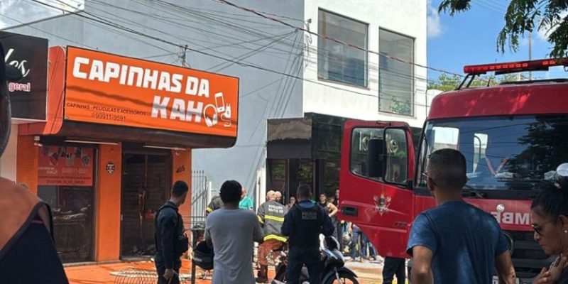 Movimentação em frente à loja onde homem atirou em duas mulheres e tentou se matar