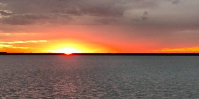 Por do sol no lago de Itaipú