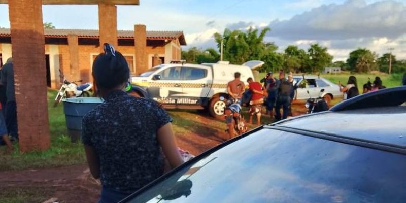 Momento em que acusados de espancar e matar adolescente eram detidos (Foto: Divulgação)