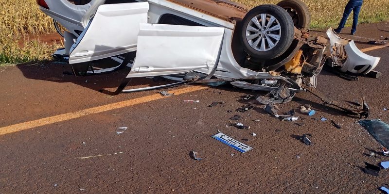 Carro capotado na BR-463 e ao lado o corpo da vítima (Foto: Leandro Holsbach)