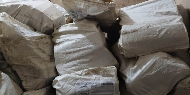 Fardos de maconha que estavam em Nissan Kicks (Foto: Adilson Domingos)