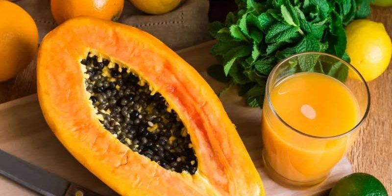 Entre os alimentos mais tradicionais, o mamão ocupa lugar de destaque por sua ação leve e eficaz no trato intestinal