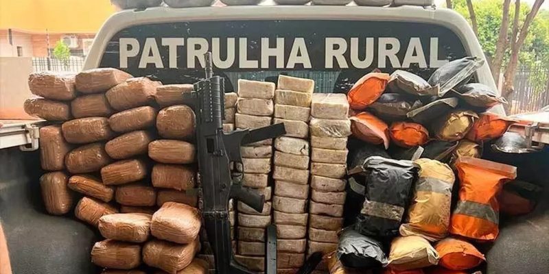 Drogas e arma apreendida pela Polícia Militar (Foto: Divulgação)