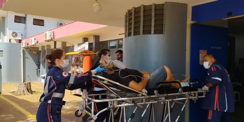 Baleado na barriga, rapaz foi socorrido pelo Samu ao Hospital da Vida (Foto: Leandro Holsbach)