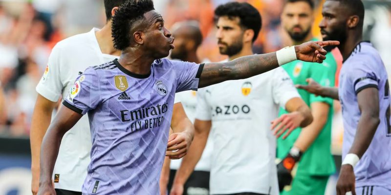 Três espanhóis são condenados a oito meses de prisão após ataques racistas a Vinicius Jr. Imagem: reprodução redes sociais