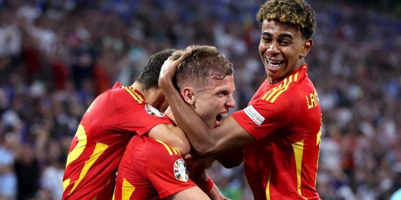 Dani Olmo e Yamal celebram gol da Espanha sobre a França em partida da Eurocopa
Imagem: Alex Livesey