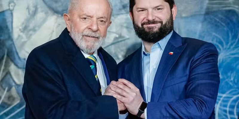Lula e Gabriel Boric, posam para fotografia oficial, no Salão Azul do Palácio de La Moneda — Foto: Ricardo Stuckert / PR