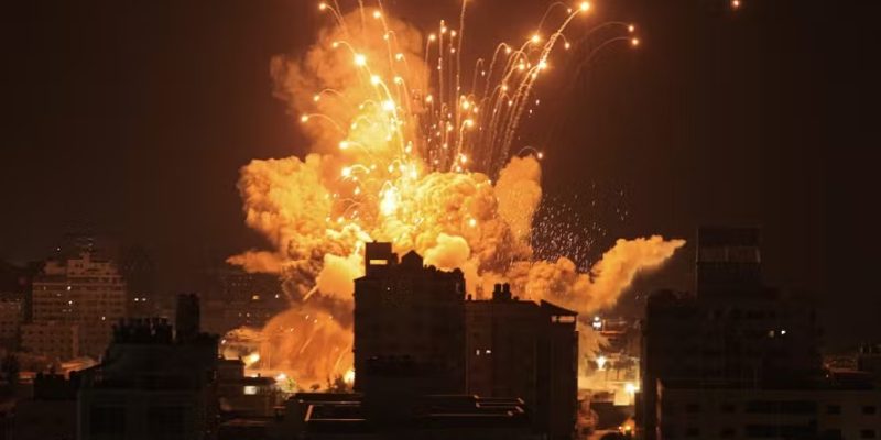 Israel bombardeia Gaza antes da votação no Conselho de Segurança da ONU sobre trégua na região — Foto: Mahmud Hams/AFP
