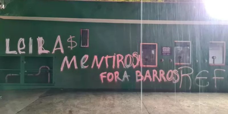 Muros da sede do Palmeiras são pichados em protesto contra Leila Pereira –
Foto: Reprodução/Redes sociais