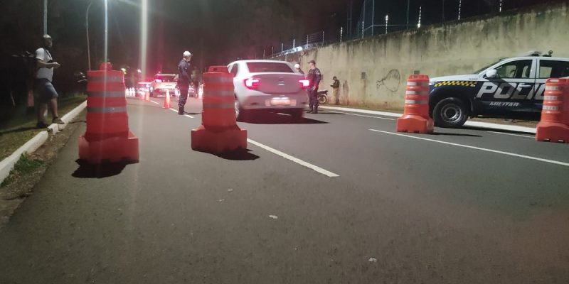 Carros parados durante a fiscalização (Foto: Divulgação/BPMTran)