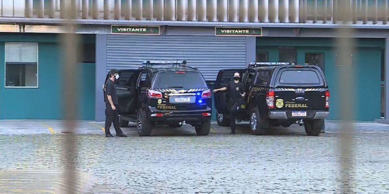 Policiais federais chegam à garagem da empresa Saritur, em BH — Foto: Reprodução