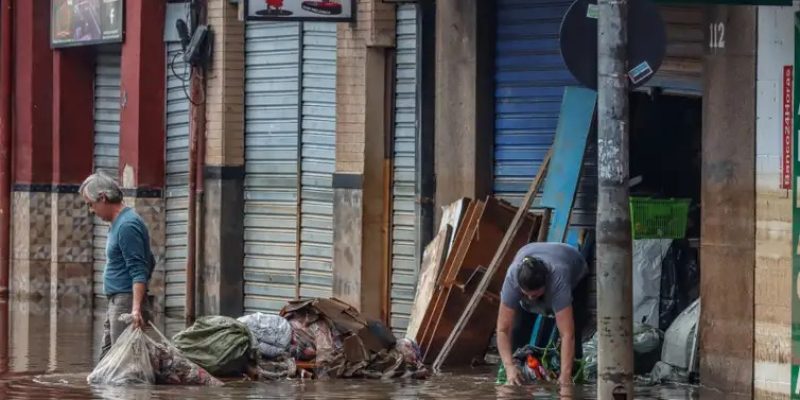 Comerciantes retiram entulho e limpam lojas no centro histórico de Porto Alegre - Foto Rafa Neddermeyer