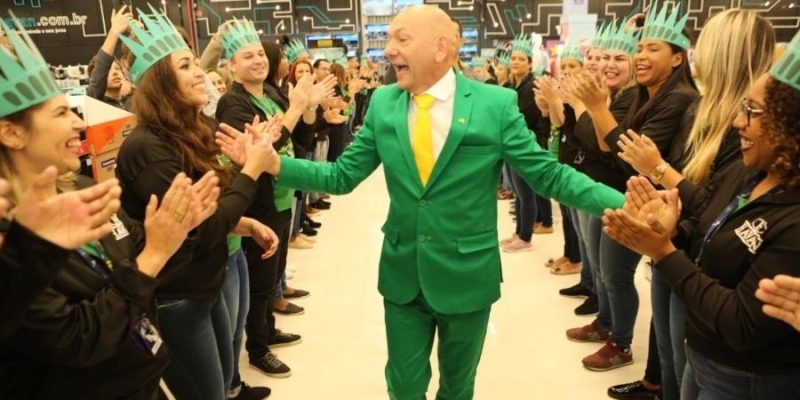 Luciano Hang, empresário dono da Havan, entre funcionários em uma das suas lojas - Imagem - Twitter/Arquivo