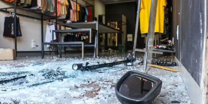 Retrovisor do carro ficou no local após fuga dos bandidos (Foto: Henrique Kawaminami)
