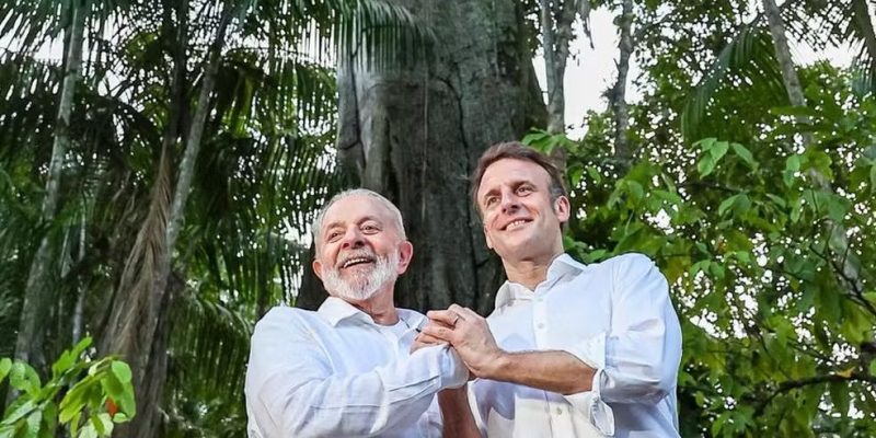 Lula e Macron posam para foto na Amazônia — Foto: Ricardo Stuckert/ PR