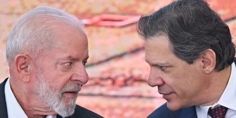 Lula ao lado do ministro da Fazenda, Fernando Haddad Foto: EFE/ Andre Borges