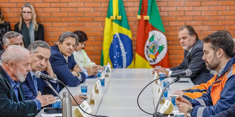 Lula, com ministros e membros dos Três Poderes com o governador Eduardo Leite