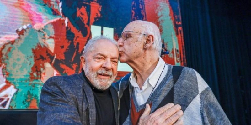 Lula e Padre Lancellotti se cumprimentam - (crédito: Ricardo Stuckert / PR)