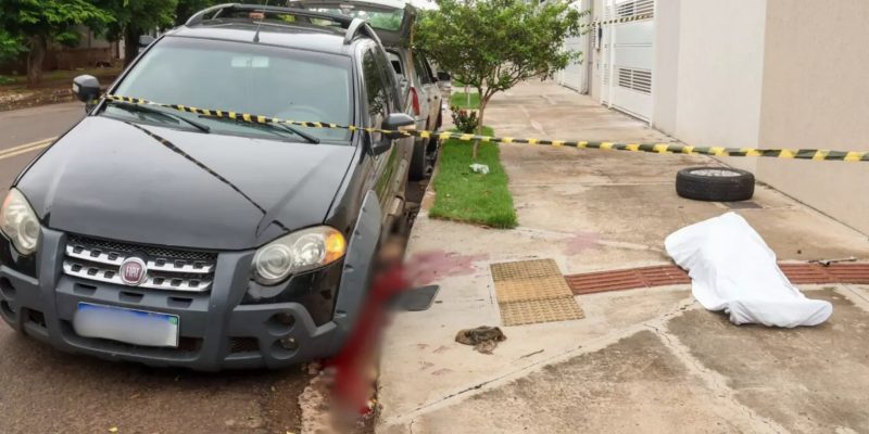 Grupo de pessoas levantaram carro e retiraram vítima - Imagem - Nathalia Alcântara