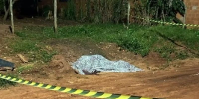 Corpo da vítima no local onde foi baleado (Foto: Ivi Notícias)