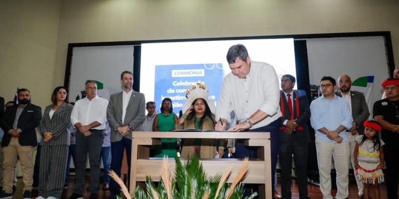 Governador assina convênios que vão levar benefícios às comunidades indígenas - Imagens - Saul Schramm