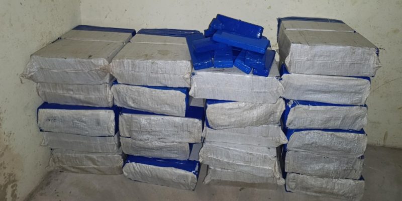 Fardos da droga foram apreendidos e entregues na Polícia Civil (Foto: Divulgação/PM)