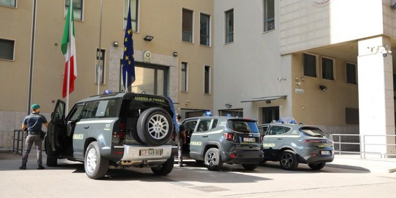 As evidências coletadas até o momento indicam que a máfia italiana utilizou empresas fantasmas e laranjas