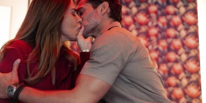 Irene (Gloria Pires) e Vinícius (Paulo Rocha) em motel de “Terra e Paixão”. (Victor Pollak/Globo)
