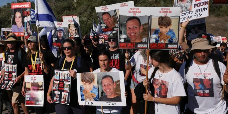 Familiares, amigos e apoiadores de israelenses feitos reféns durante ataques do Hamas em 7 de outubro protestam em Latrun