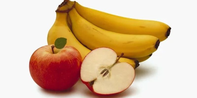 A maçã é rica em fibras e antioxidantes, enquanto a banana, conhecida por ser a queridinha dos esportistas
