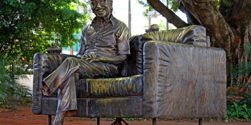 Estatua de Manoel de Barros fica na região central de Campo Grande - Fotos: Chico Ribeiro