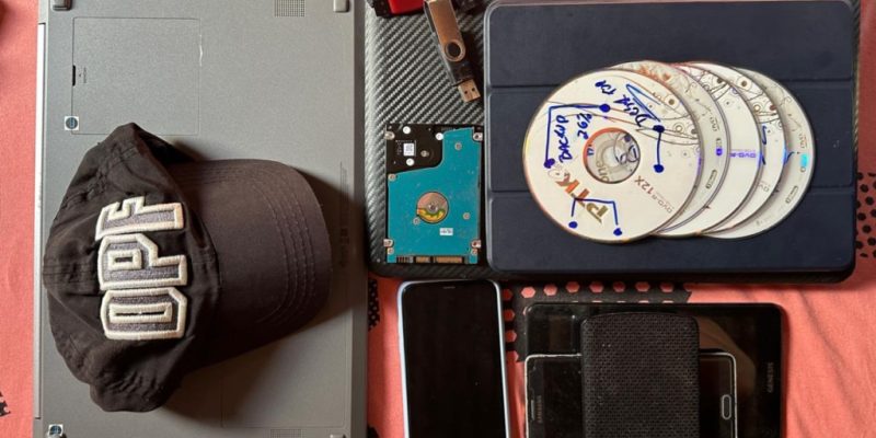 Computador e celulares apreendidos em Ponta Porã (Foto: PF/Divulgação)