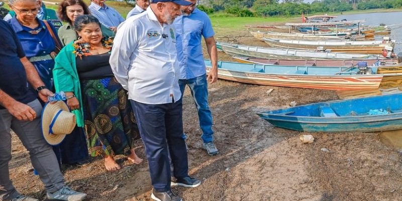 Presidente Lula e ministro Waldez Góes sobrevoaram a região de Manaquiri (AM) e visitaram comunidade indígena
